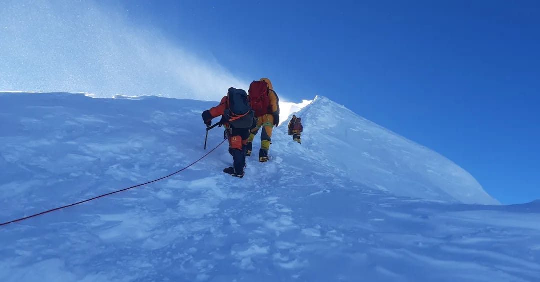 Cordée sur l'arête sommitale en haute altitude