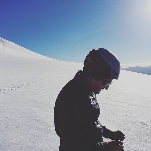 Silhouette d'alpiniste sur les neiges d'altitude