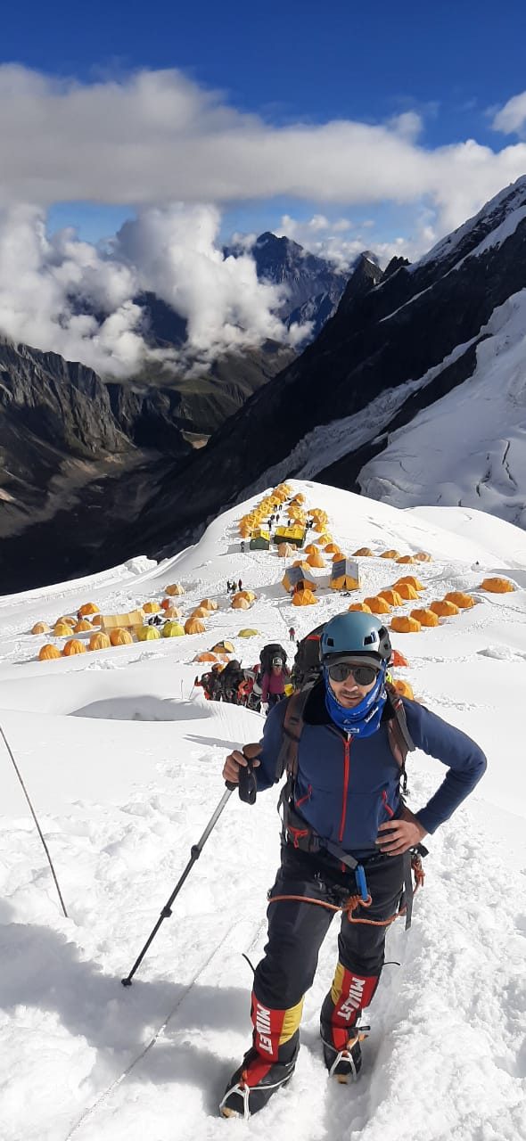 Le fondateur de YOUR PEAK en route vers le camp supérieur du Manaslu, au-dessus des nuages