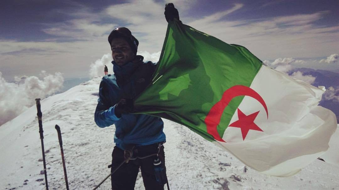 Au sommet du Mont Blanc, drapeau au vent