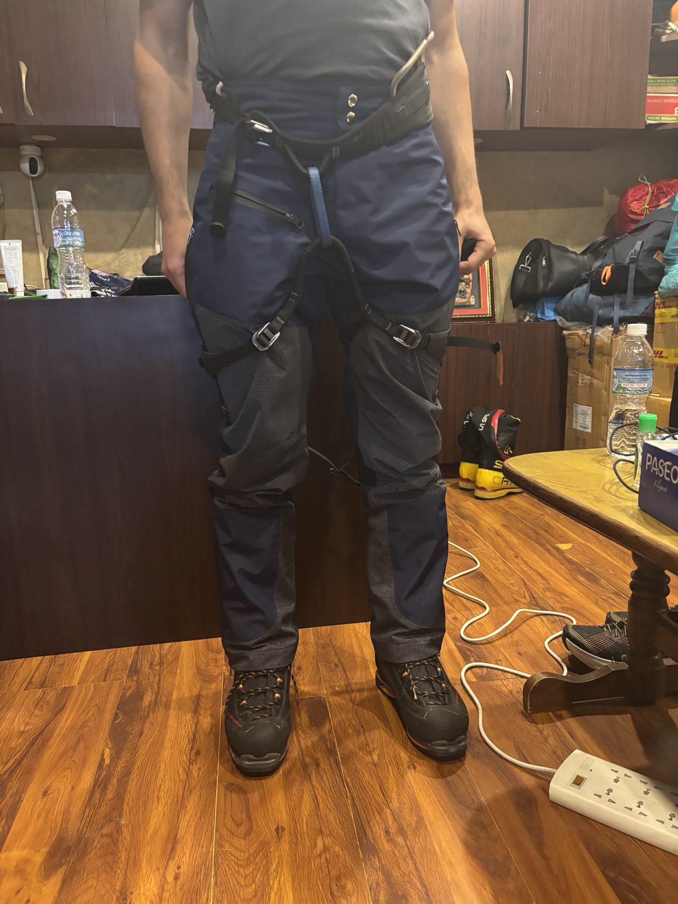 Essayage d'un prototype de pantalon technique YOUR PEAK à Katmandou