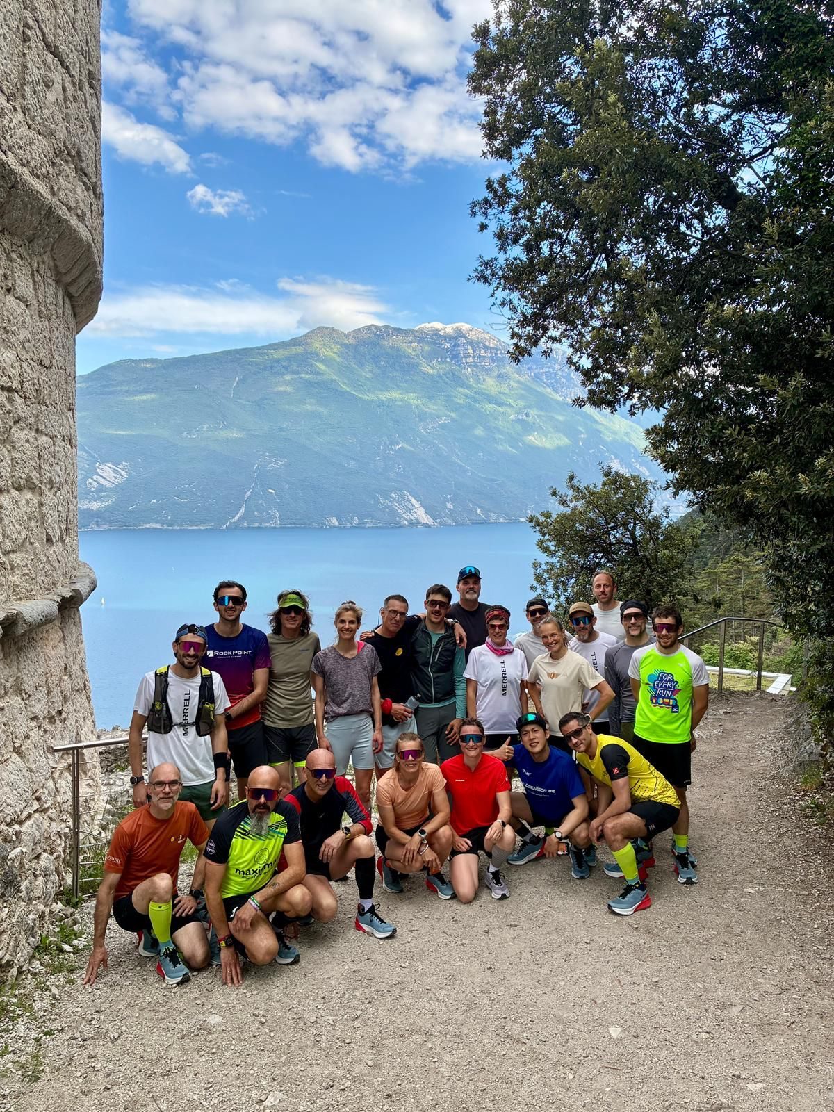 Communauté de trail runners en montagne