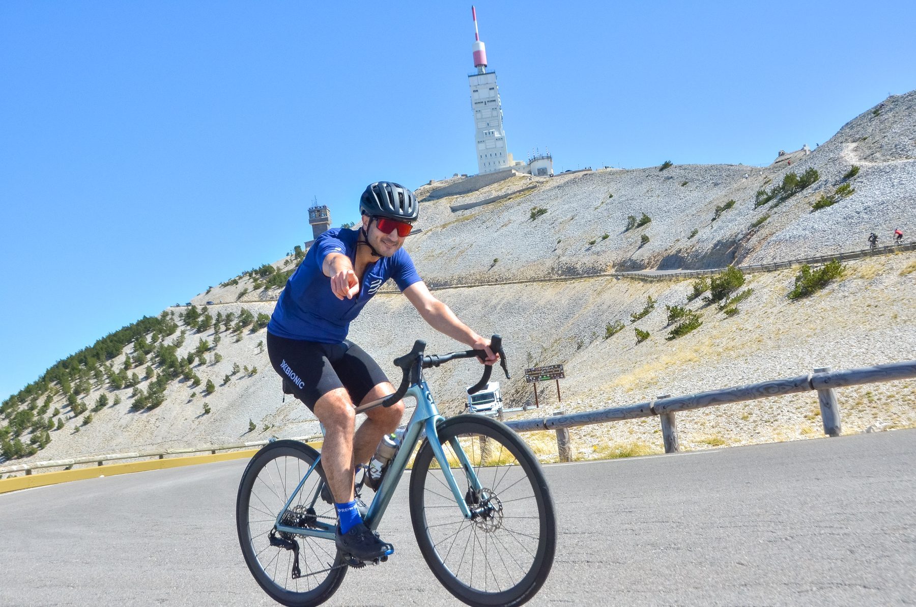 Cycliste au sommet du Mont Ventoux